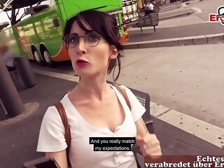 Deutsche Studentin wird abgeschleppt zum echten EroCom Meeting Sextreffen und bumst öffentlich vor der Venus Messe