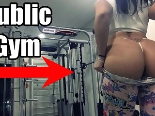 Morena Safada Se Exibindo na ACADEMIA, Mostrando os peitos e Masturbando Gostoso - Hot Gym Spread out Emanuelly Raquel